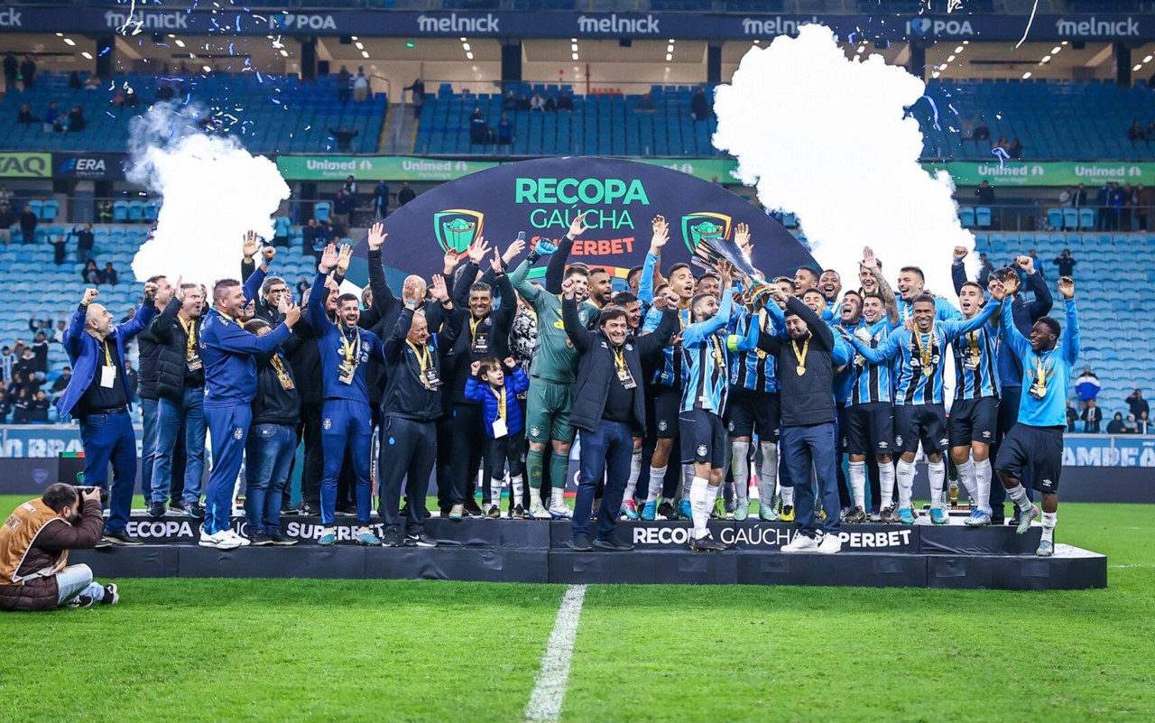 Grêmio comemora o pentacampeonato da Recopa Gaúcha. (Foto: Lucas Uebel/Grêmio FBPA)