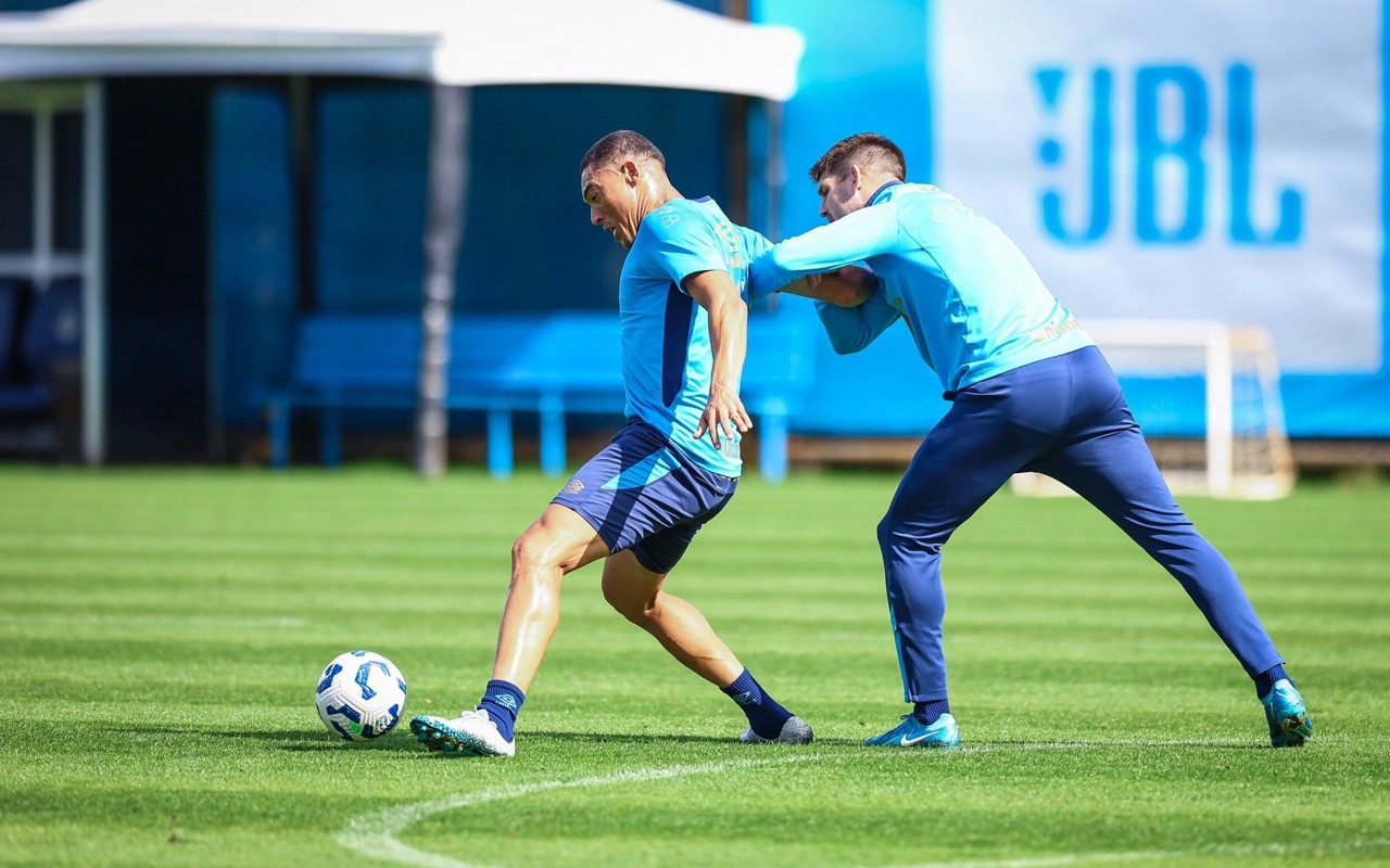 Carlos Vinícius e Kannemann disputam bola em treinamento do Grêmio. (Foto: Lucas Uebel/Grêmio FBPA)