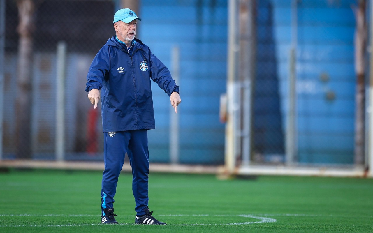 Mano Menezes em treinamento do Grêmio. (Foto: Lucas Uebel/Grêmio FBPA)