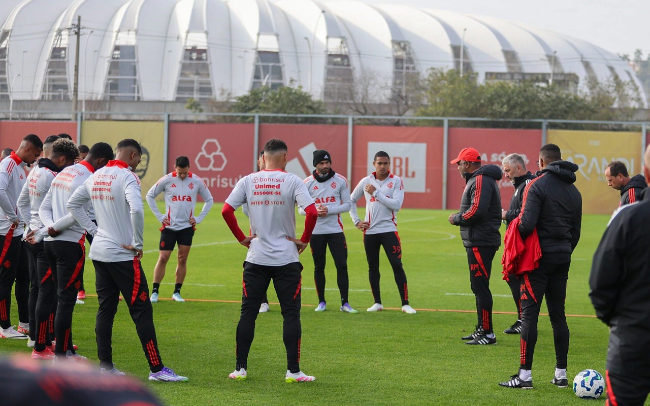 Roger Machado conversa com o grupo do Internacional (Foto: Ricardo Duarte/SC Internacional)