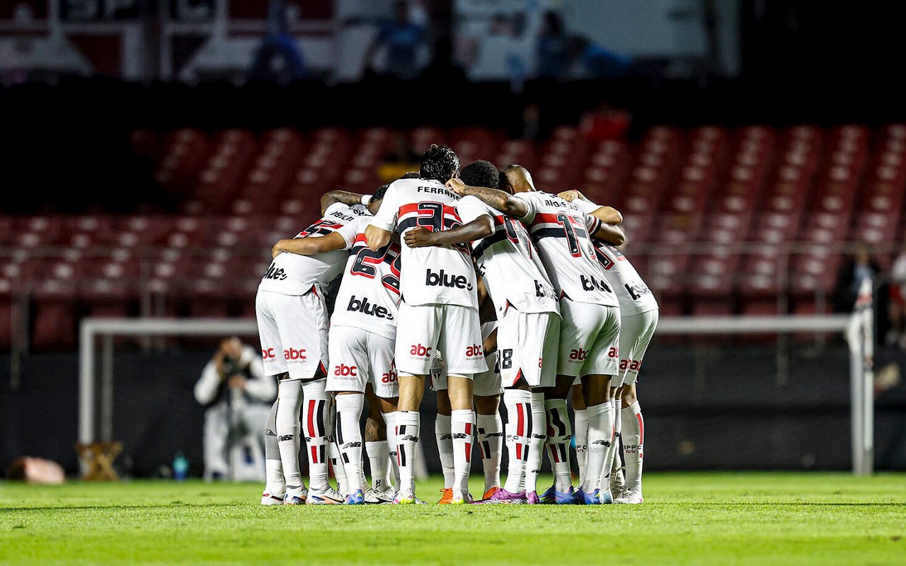 O elenco masculino do São Paulo está de folga neste sábado (Foto: Rubens Chiri e Paulo Pinto/SPFC)