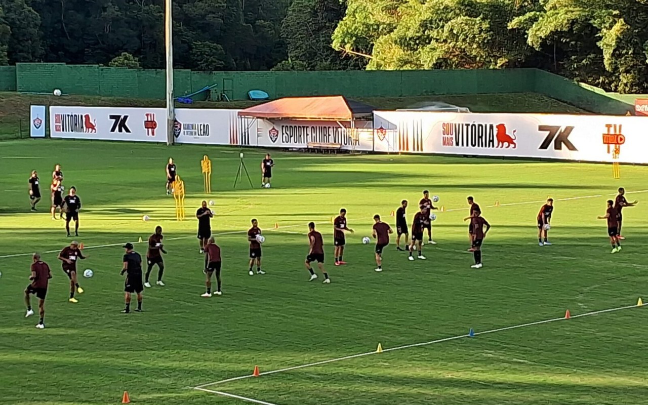 Jogadores fazem atividade em dupla no treino do Vitória (Foto: Rafael do Carmo / Lance!)