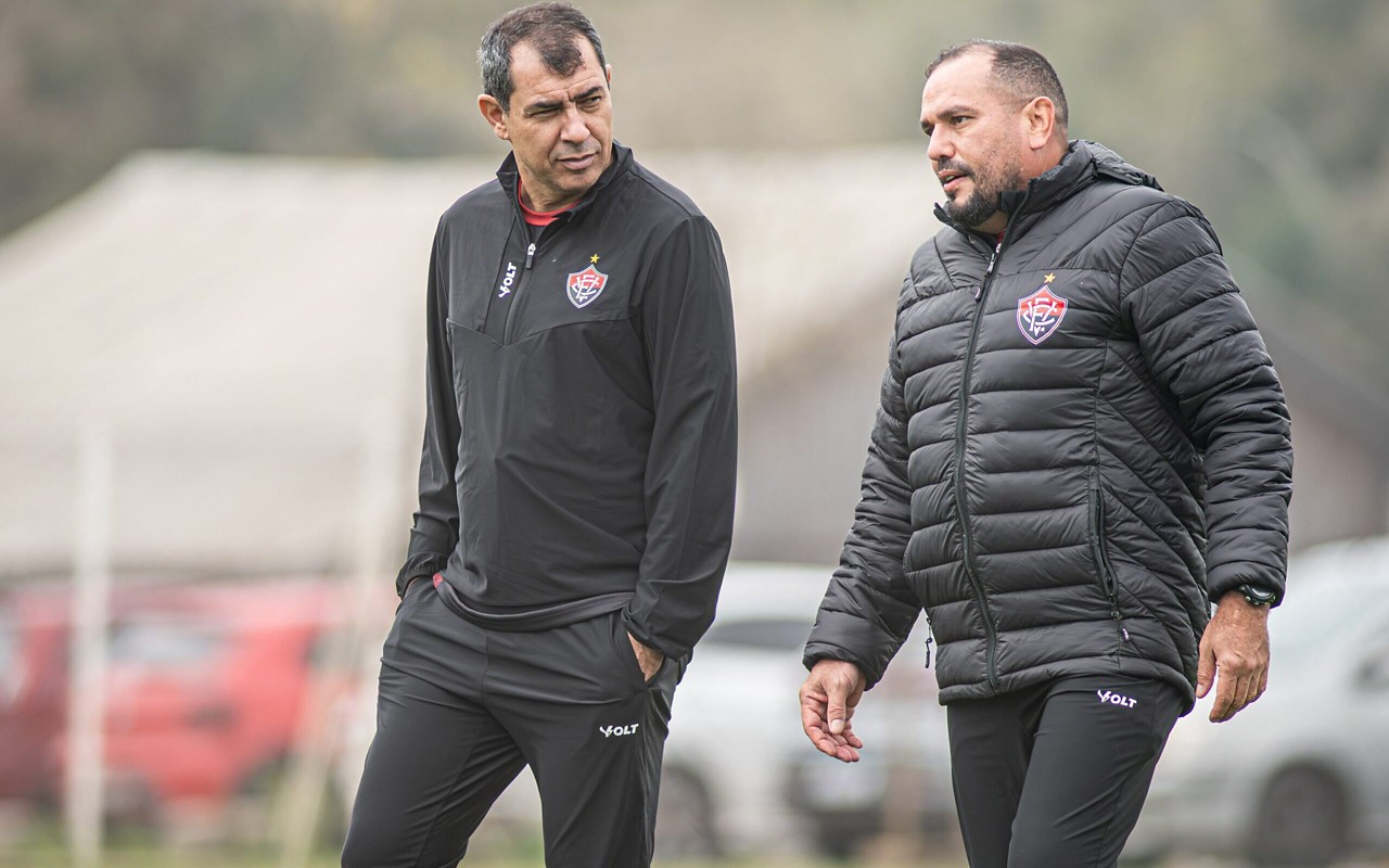 Carille conversa com auxiliar em treino do Vitória (Foto: Victor Ferreira / EC Vitória)