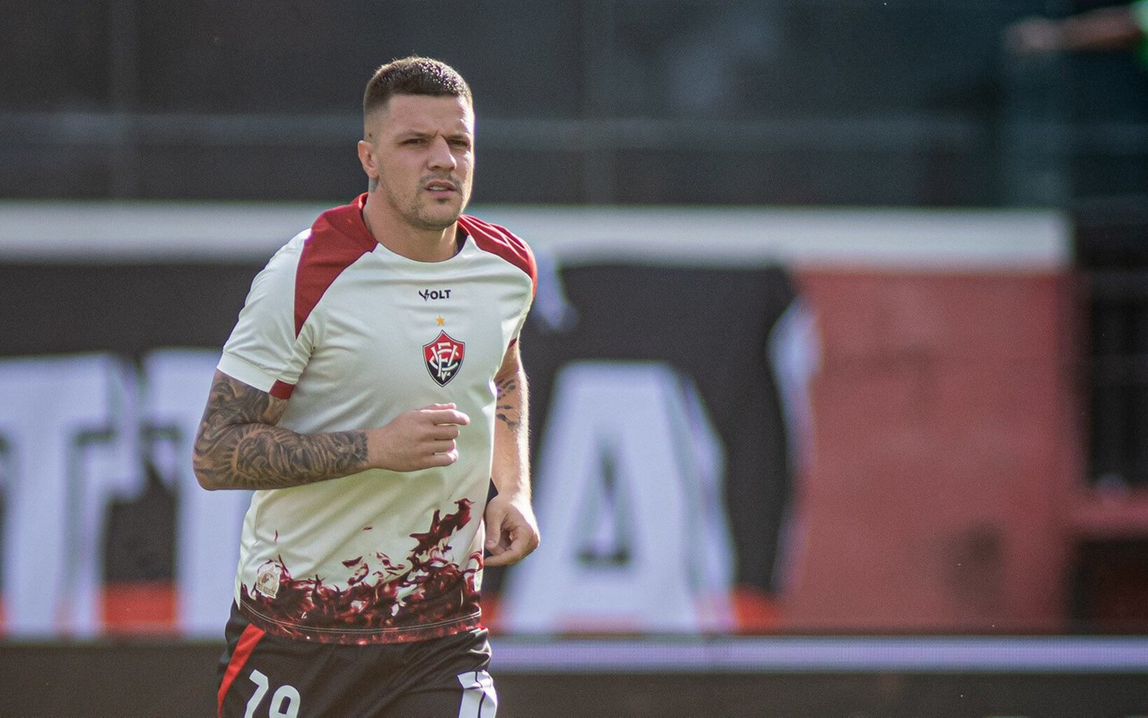 Renato Kayzer aquece no Barradão (Foto: Victor Ferreira / EC Vitória)