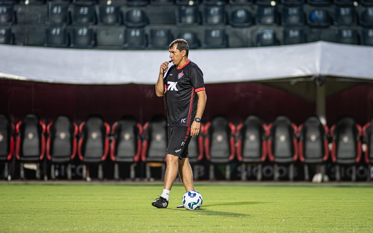 Carille comanda treino do Vitória (Foto: Victor Ferreira / EC Vitória)