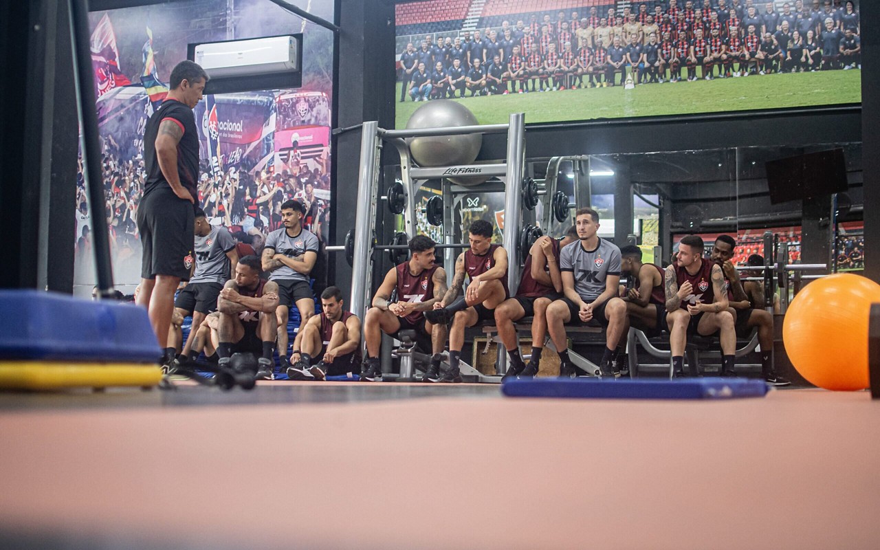 Atletas do Vitória reunidos na academia antes de treino (Foto: Victor Ferreira / EC Vitória)