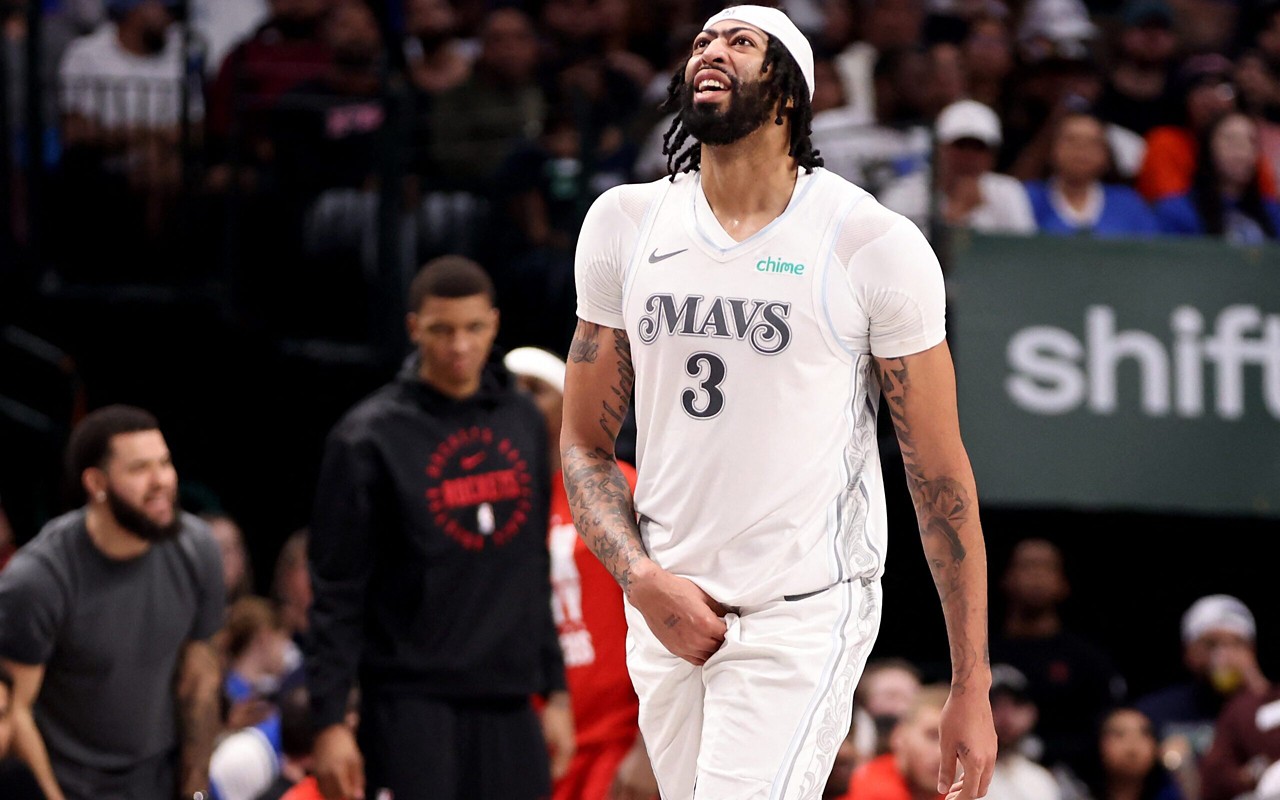 Anthony Davis em quadra em jogo do Dallas Mavericks (Foto: Tim Heitman/Getty Images/AFP)