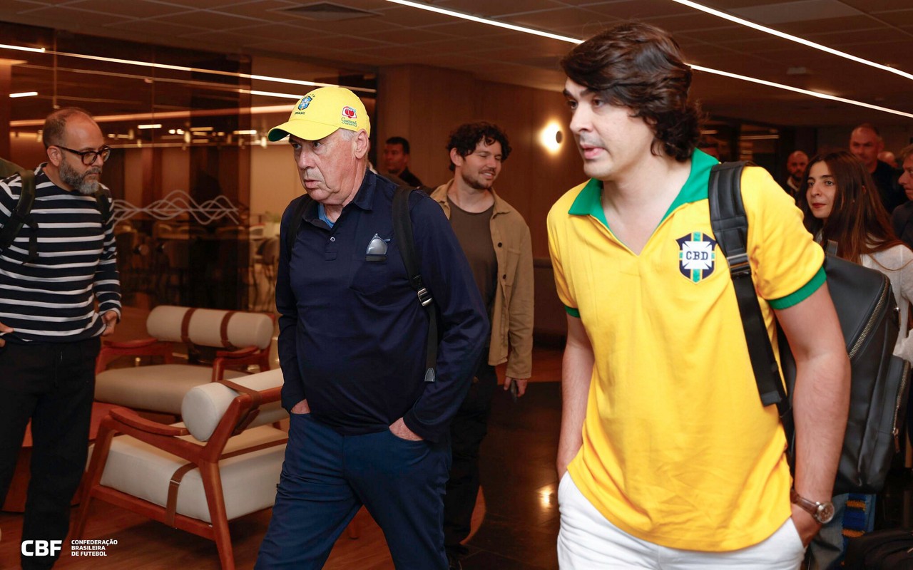 Diego Fernandes ao lado de Carlo Ancelotti na chegada ao Brasil (Foto: Rafael Ribeiro/CBF)