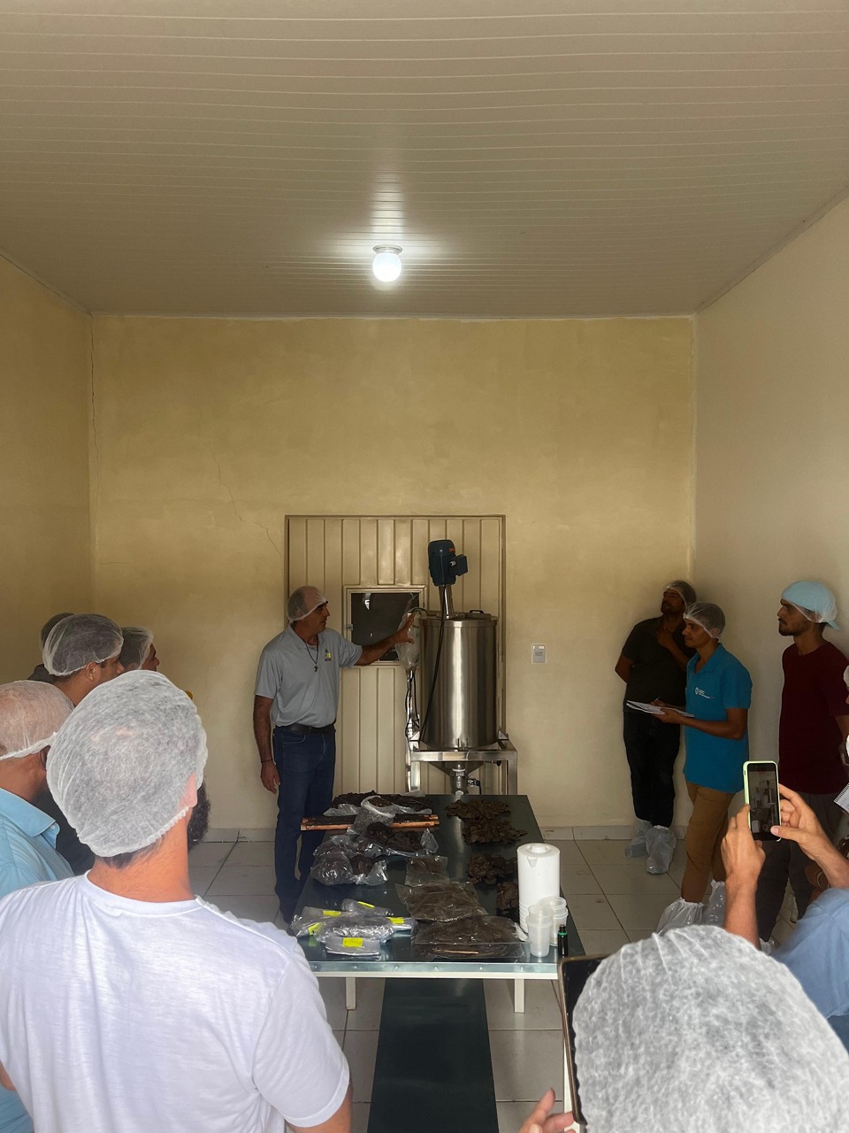 O projeto inclui o fortalecimento da infraestrutura de produção e beneficiamento, garantindo melhores condições de trabalho aos apicultores