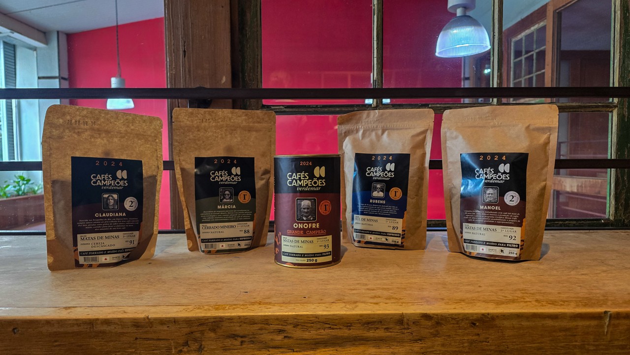 Os Cafés Campeões são vendidos em três versões: torrado e moído para filtro, torrado e moído para expresso, e torrado em grãos