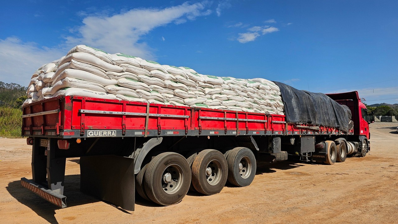 A entrega das sacas foi feita diretamente ao produtor rural pela equipe do Sindicato Rural de Lima Duarte