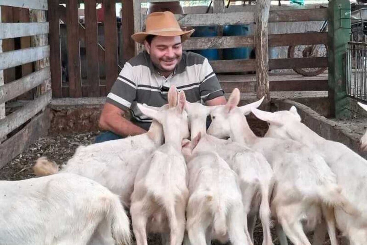 Alisson Hauck trocou a metalurgia pela criação de cabras para a fabricação de queijo