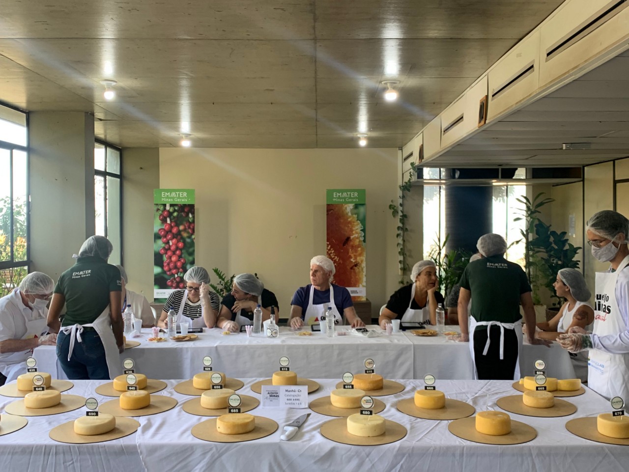 A avaliação é conduzida por jurados experientes, que atribuem notas para apresentação externa, cor, apresentação interna, consistência, aroma e sabor