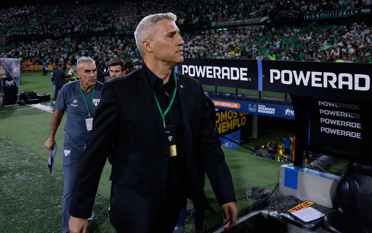Hernán Crespo fez uma reunião com a diretoria para discutir rumos no mercado (Foto: Rubens Chiri/Saopaulofc.net)