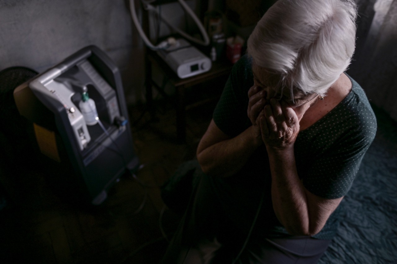 A aposentada Rita*, 75, viu a depressão se agravar após se tornar dependente do oxigênio, “herança” da Covid-19