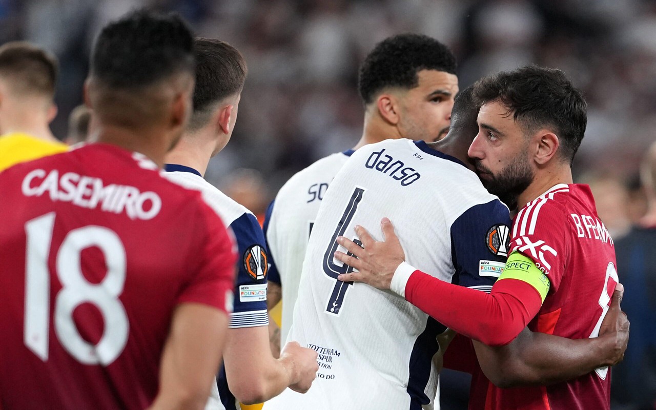 Alvo do Al-Hilal, Bruno Fernandes é consolado após derrota do Manchester United na final da Europa League para o Tottenham (Foto: Cesar Manso/AFP)