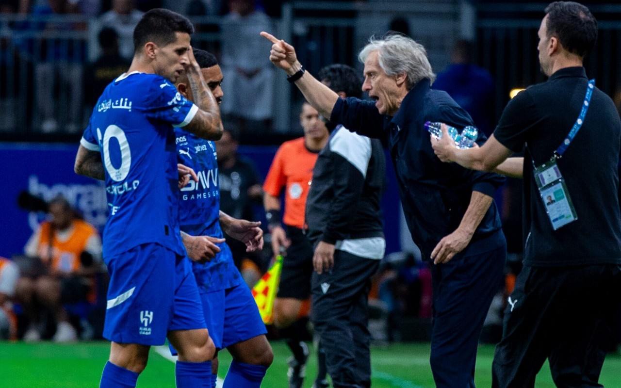 Jorge Jesus orientando o time do Al-Hilal (Foto: Divulgação / Al-Hilal)