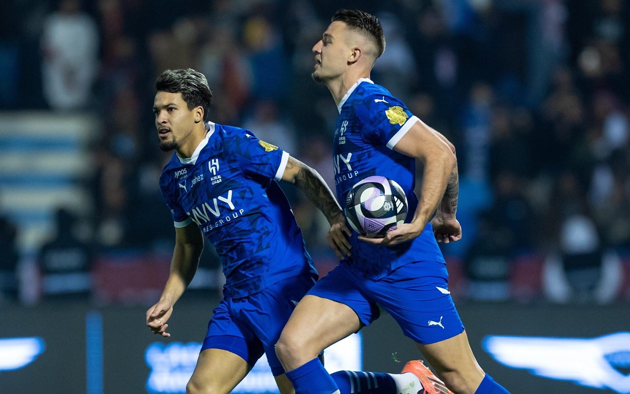 O Al Hilal do brasileiro Marcos Leonardo e de Mitrovic entra em campo para enfrentar o Al Taawoun pelo Campeonato Saudito, veja onde assistir (Foto: Reprodução/X)