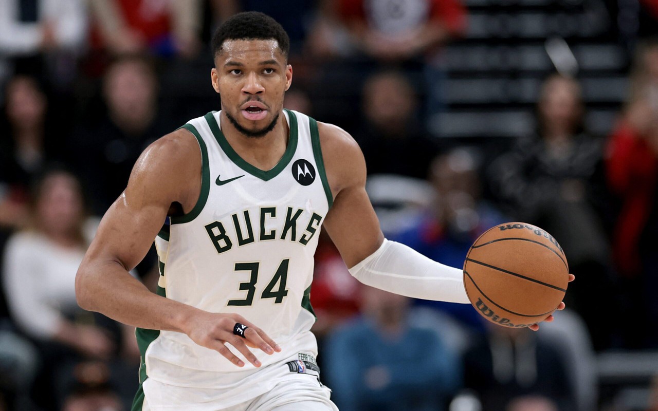 Giannis Antetokounmpo durante jogo entre Milwaukee Bucks e Los Angeles Clippers, pela NBA (Foto: Harry How/AFP)