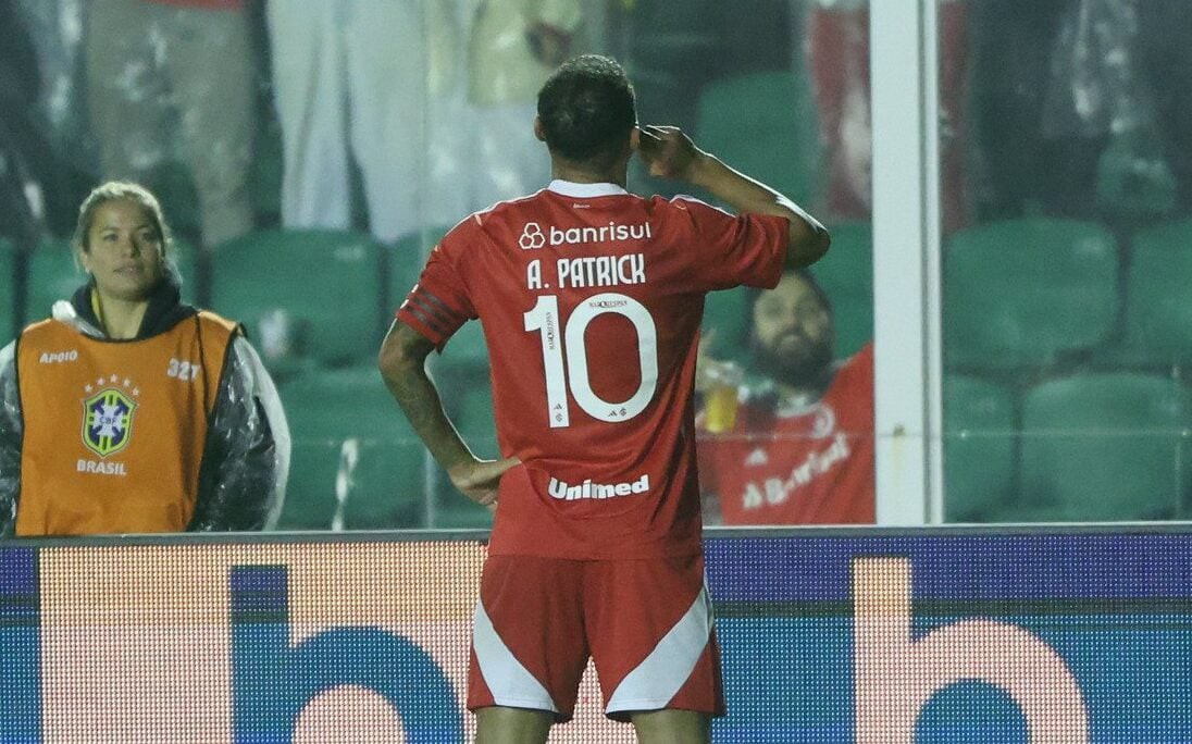 Alan Patrick, meia do Internacional, comemora gol de falta (Foto: Ricardo Duarte/SC Innternacional)