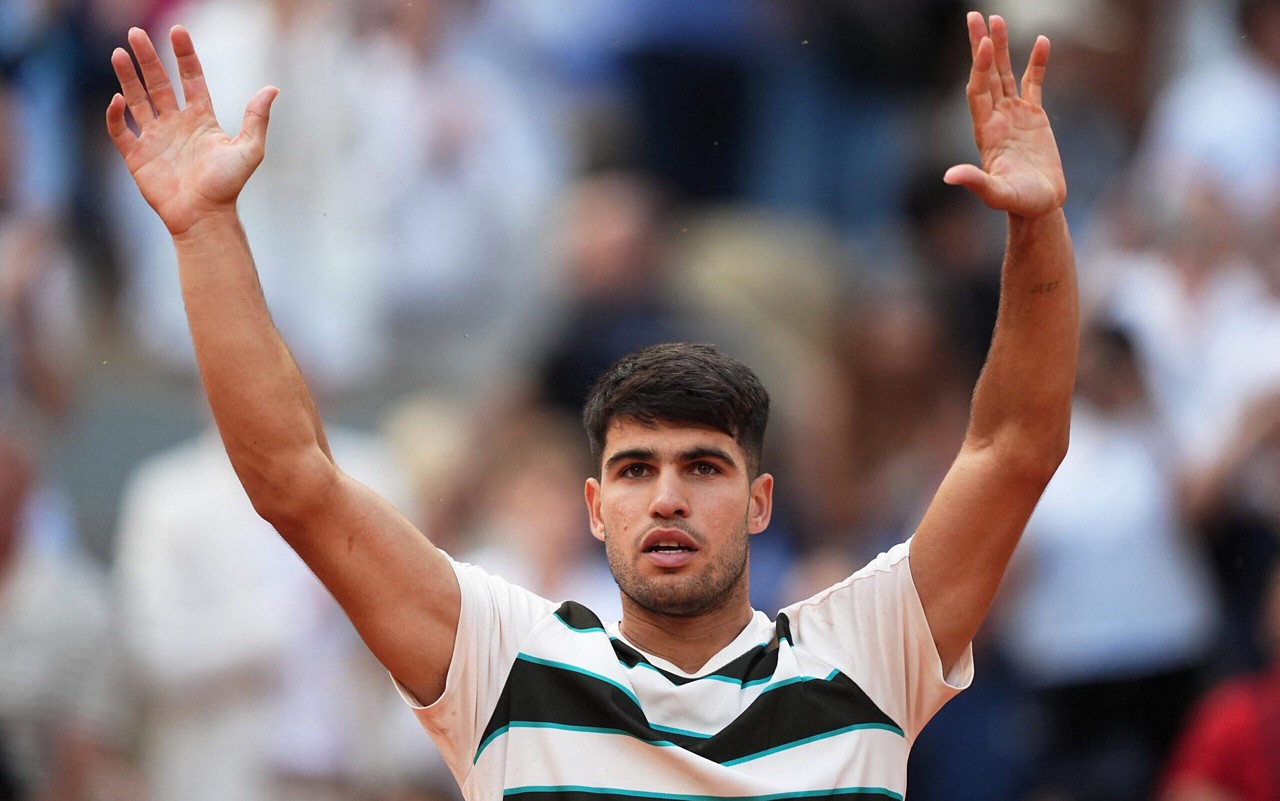 Carlos Alcaraz comemorando a vitória sobre Ben Shelton em Roland Garros (Foto: Reprodução/DIMITAR DILKOFF/AFP)