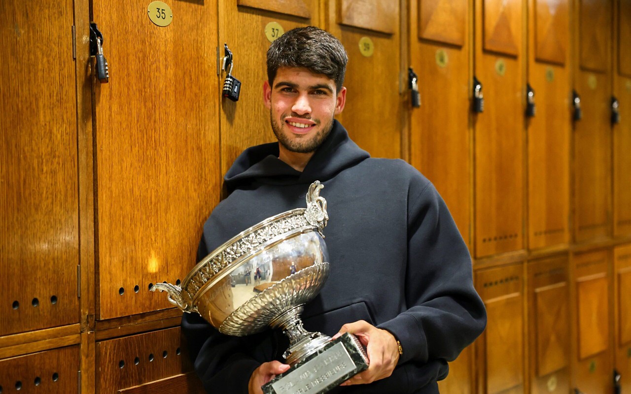 O espanhol Carlos Alcaraz com o segundo título de Roland Garros (Foto: AFP / FRENCH TENNIS FEDERATION - FFT/ CLEMENT MAHOUDEAU)