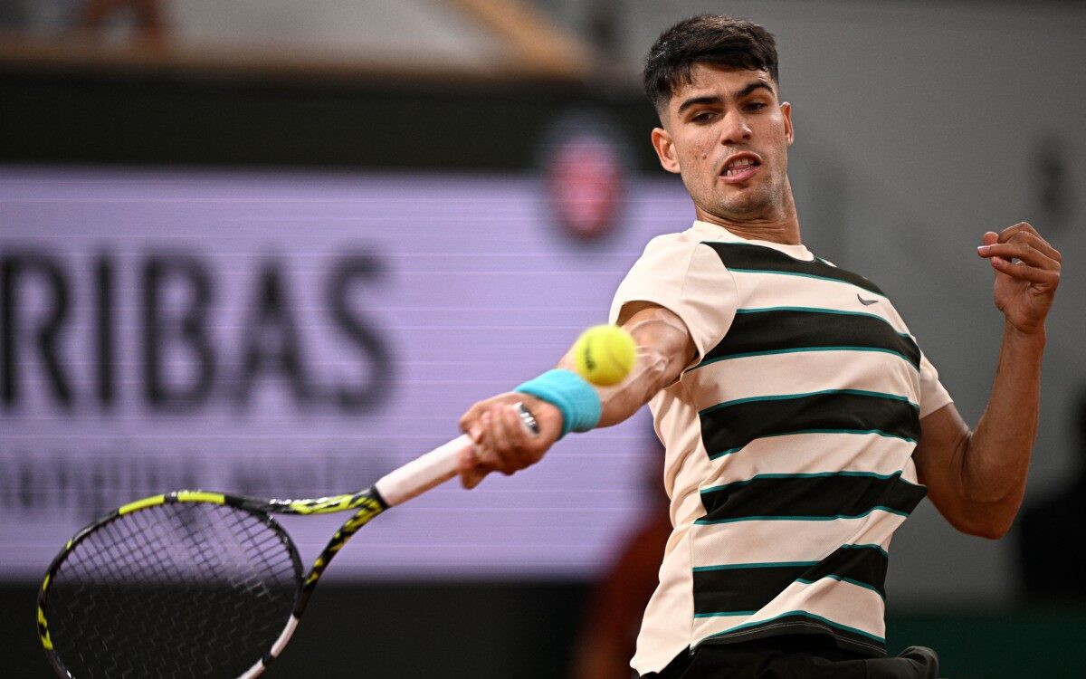 Spain's Carlos Alcaraz plays a forehand return to Hungary's Fabian Marozsan during their men's singles match on day 4 of the French Open tennis tournament on Court Philippe-Chatrier at the Roland-Garros Complex in Paris on May 28, 2025. (Photo by JULIEN DE ROSA / AFP)