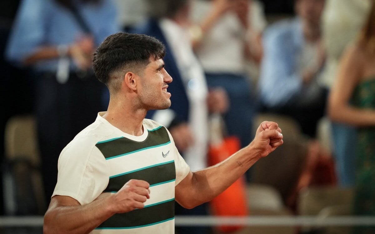 O espanhol Carlos Alcaraz na vitória sobre o húngaro Fabian Marozsan em Roland Garros (Foto: JULIEN DE ROSA / AFP)