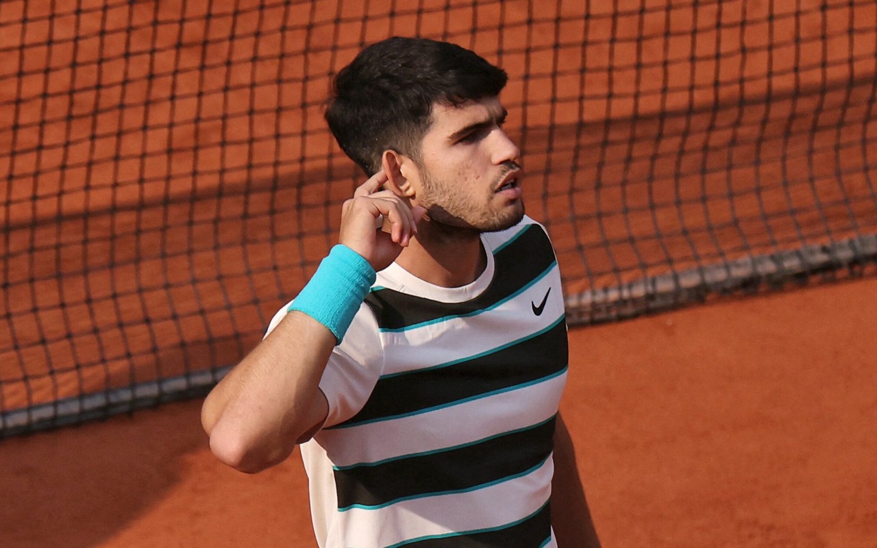 Carlos Alcaraz pede apoio do público na final de Roland Garros