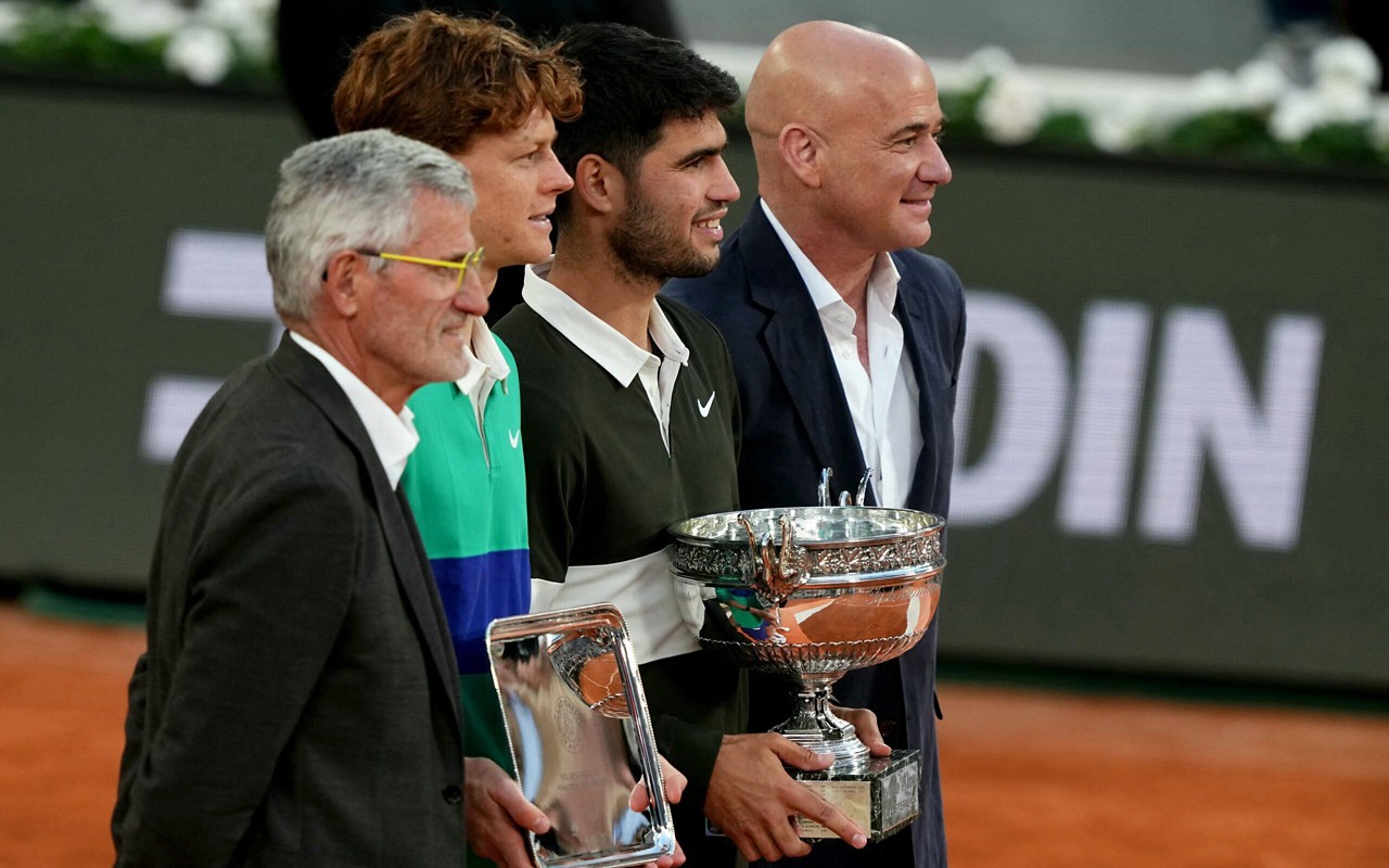 O presidente da Federação sa, Gilles Moretton, Jannik Sinner, Carlos Alcaraz e Andre Agassi na premiação em Roland Garros (Foto: Dimitar DILKOFF / AFP)