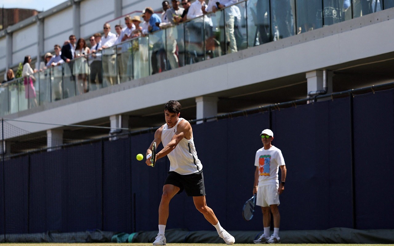Carlos Alcaraz afia o backhand para a estreias em Londres (Foto: divulgação)