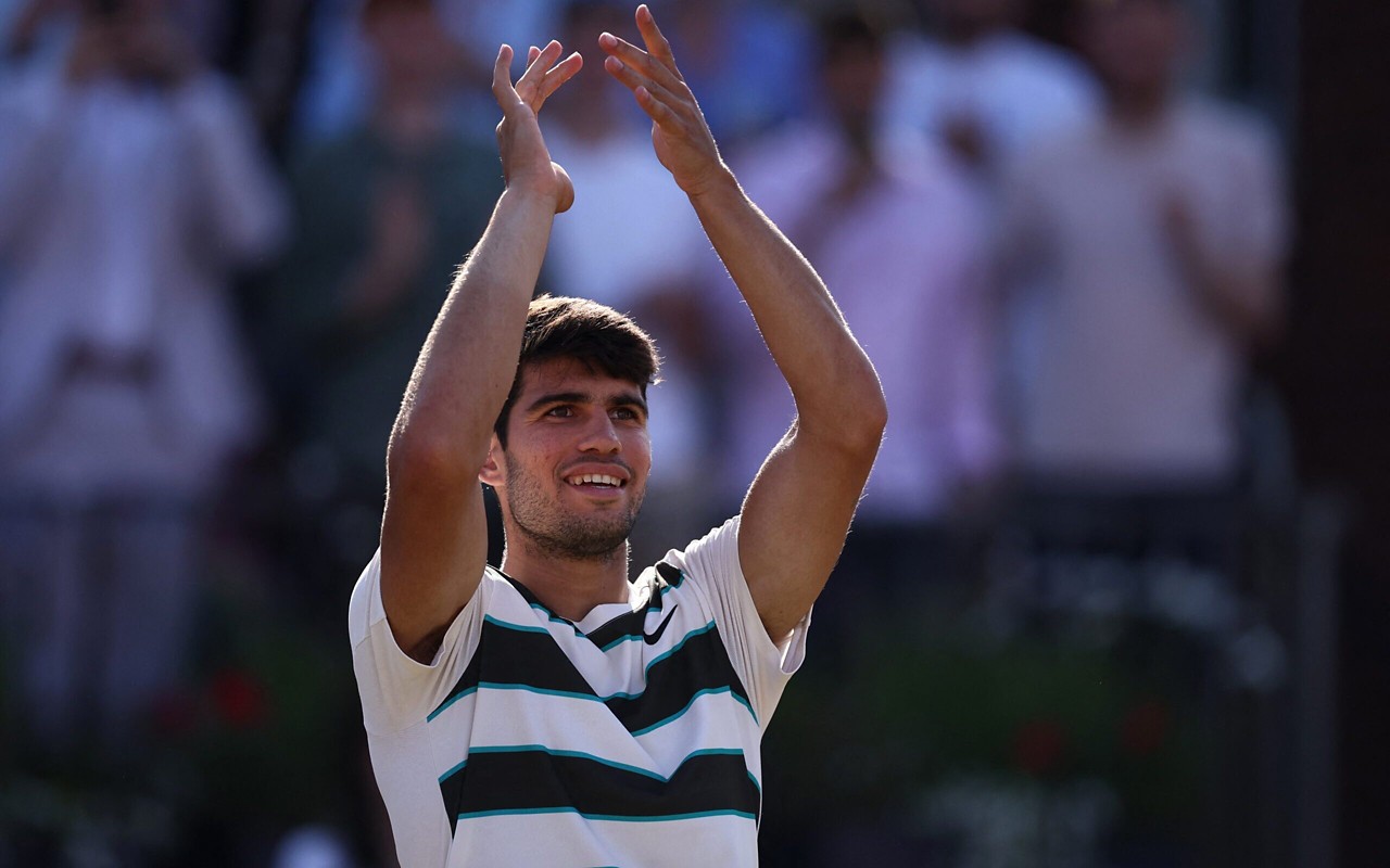 O espanhol Carlos Alcaraz comemora a vitória contra o francês Arthur Rinderknech nas quartas de final do ATP de Londres (Foto: Henry Nicholls / AFP)