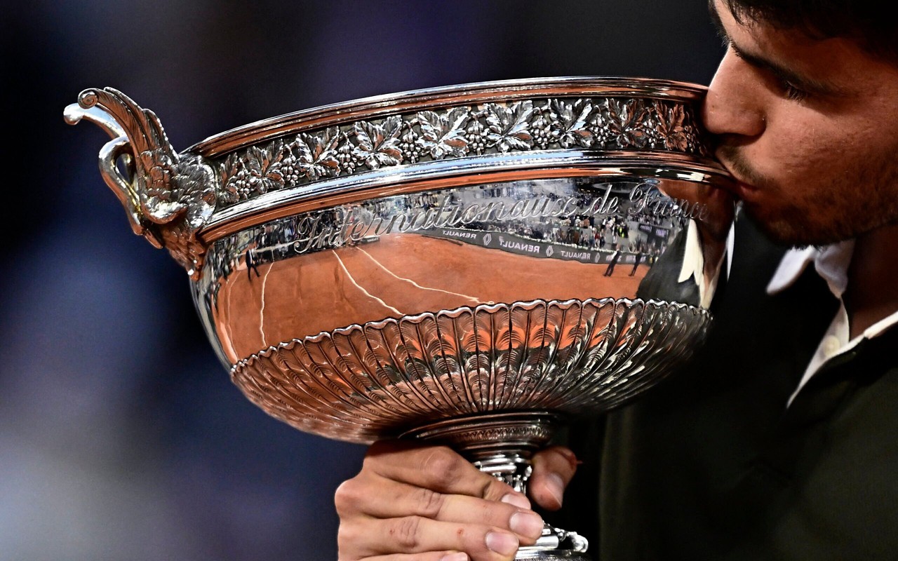 O espanhol Carlos Alcaraz com o segundo título de Roland Garros (Foto: AFP / FRENCH TENNIS FEDERATION - FFT/ CLEMENT MAHOUDEAU)