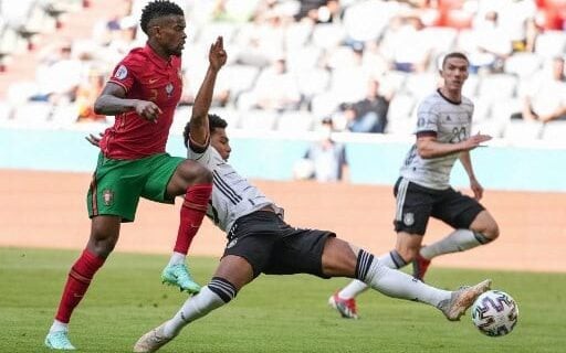 Alemanha comemora vitória sobre Portugal por 4 a 2 na Euro 2020: domínio alemão nos grandes torneios continua. (MATTHIAS SCHRADER / POOL / AFP)