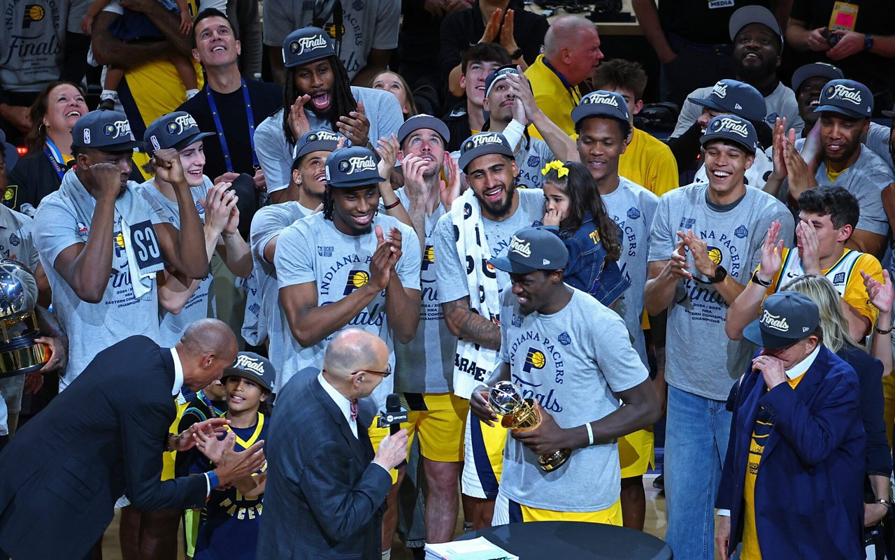 Jogadores do Indiana Pacers durante a entrega do troféu do título da conferência leste da NBA (Foto: Reprodução/AFP)