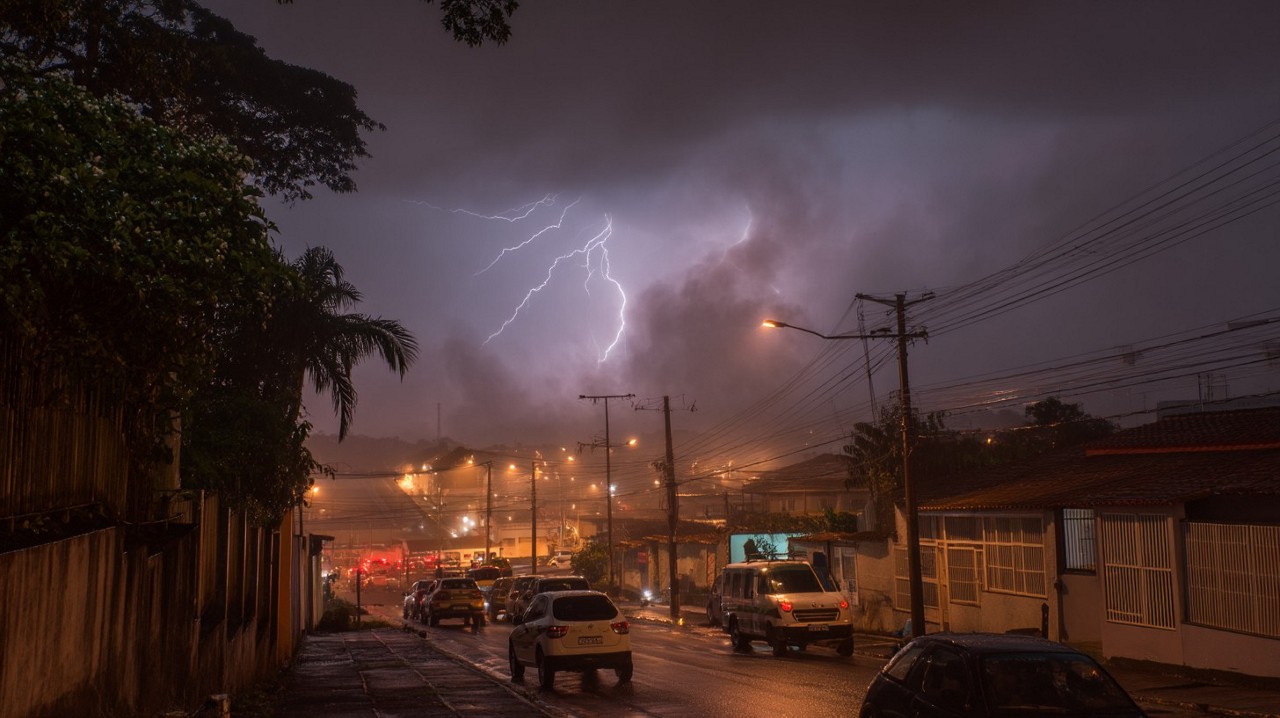 Tempestade laranja atinge Petrópolis (RJ) com ventos de 100 km/h e ...