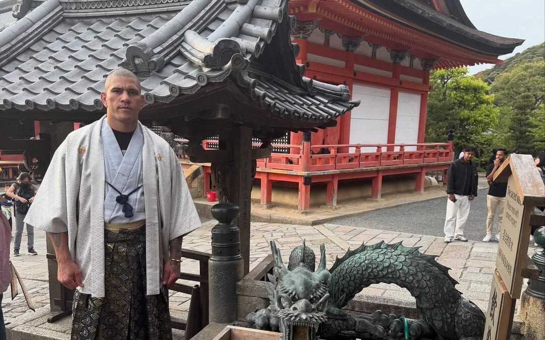 Alex Poatan em sua viagem para o Japão (Foto: Reprodução/Instagram)