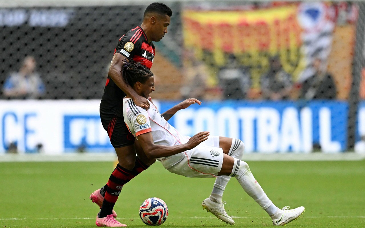 Alex Sandro disputa bola com Olise durante Flamengo x Bayern (Foto: CHANDAN KHANNA / AFP)