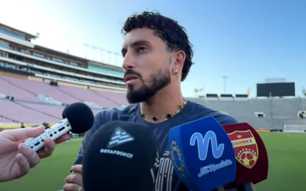 Alex Telles, camisa 13 do Botafogo, deu entrevista no gramado do Rose Bowl (Reprodução/Botafogo TV)