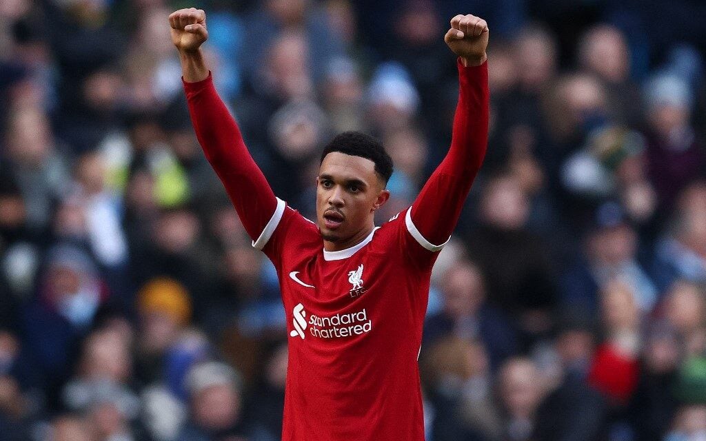Alexander-Arnold comemora gol pelo Liverpool (Foto: Darren Staples / AFP)