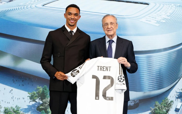Alexander-Arnold é apresentado pelo Real Madrid (Foto: Reprodução)