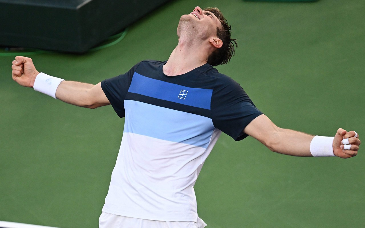 Jack Draper comemora vitória na semifinal do Masters 1000 de Indian Wells (Foto: Patrick T. Fallon / AFP)