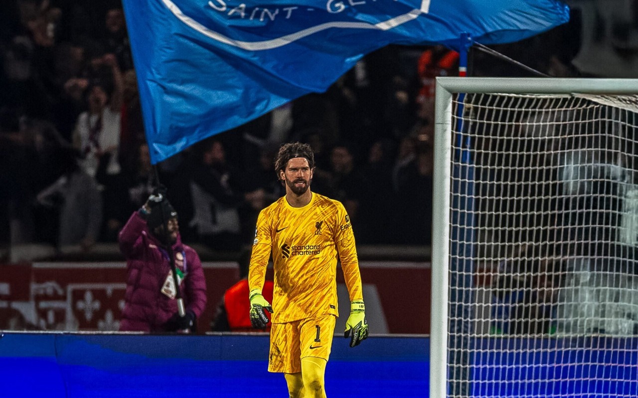 Alisson em ação pelo Liverpool na Champions - Foto: Reprodução/Liverpool