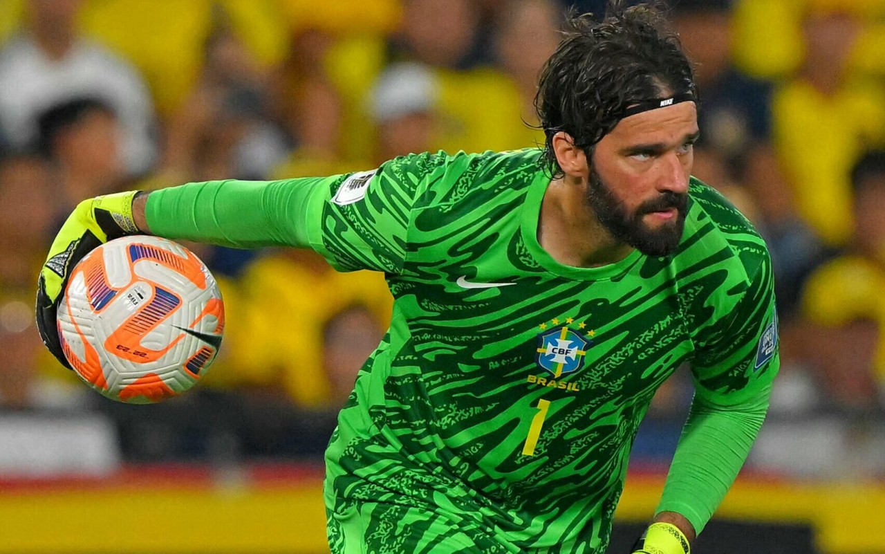 Alisson durante duelo entre Brasil e Paraguai (Foto: Rodrigo BUENDIA / AFP)