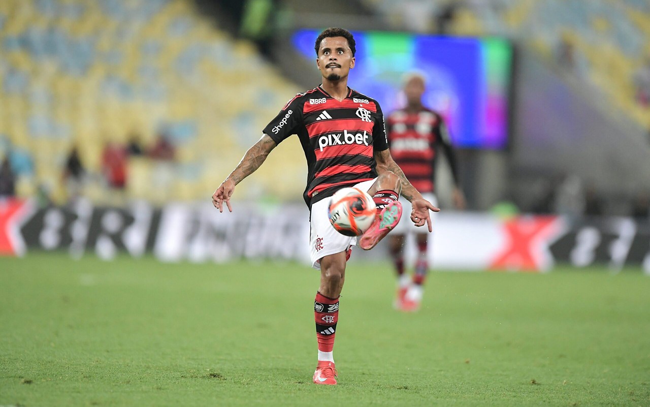 Allan em ação no clássico entre Flamengo e Botafogo, pelo Campeonato Carioca. (Foto: Thiago Ribeiro/AGIF)