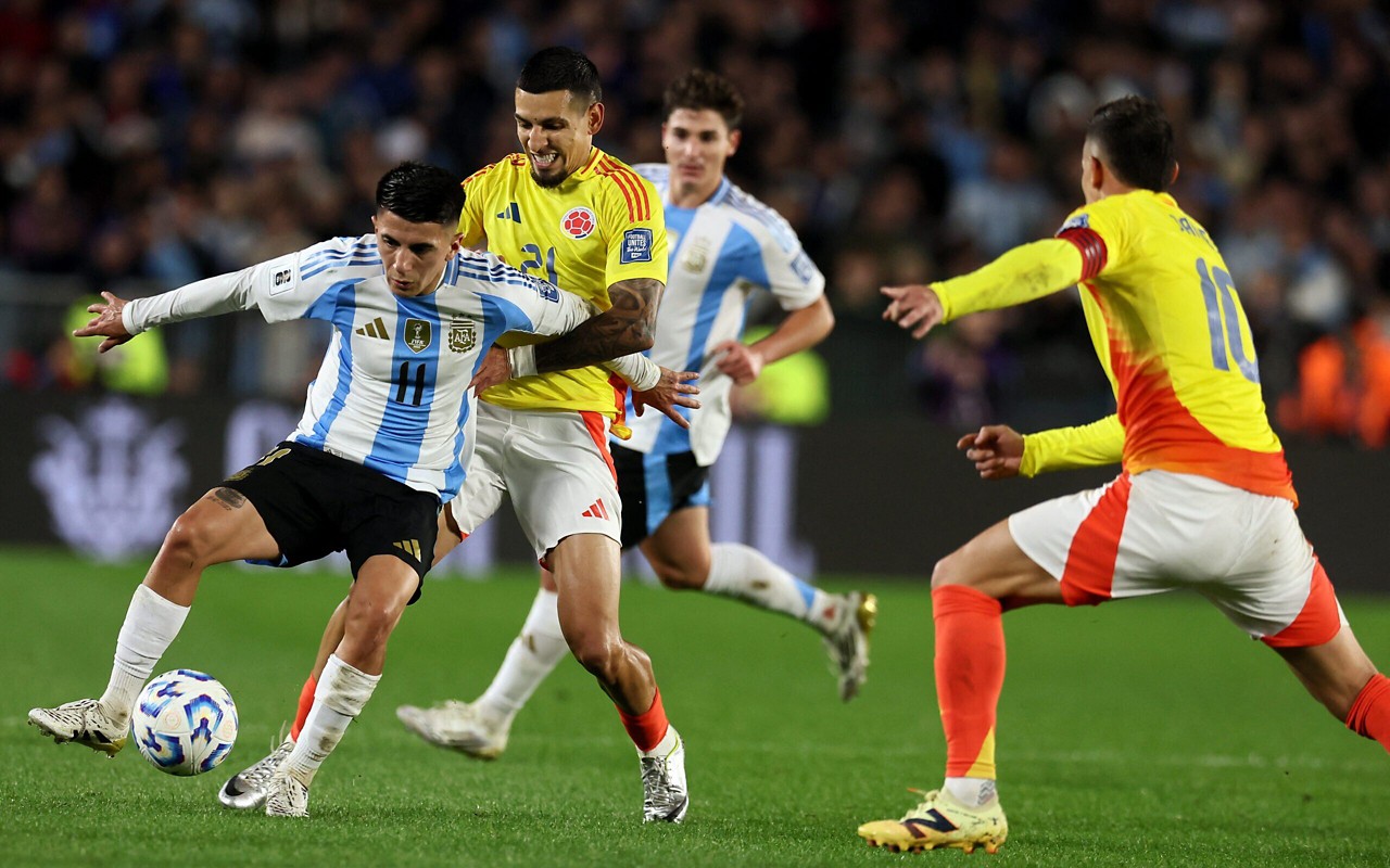 Thiago Almada em ação pela Argentina contra a Colômbia pelas Eliminatórias (Foto: ALEJANDRO PAGNI / AFP)
