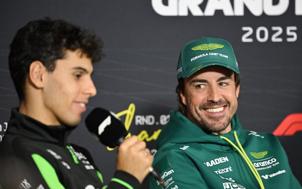 Fernando Alonso e Gabriel Bortoleto em coletiva de imprensa (Foto:: Greg Baker / AFP)