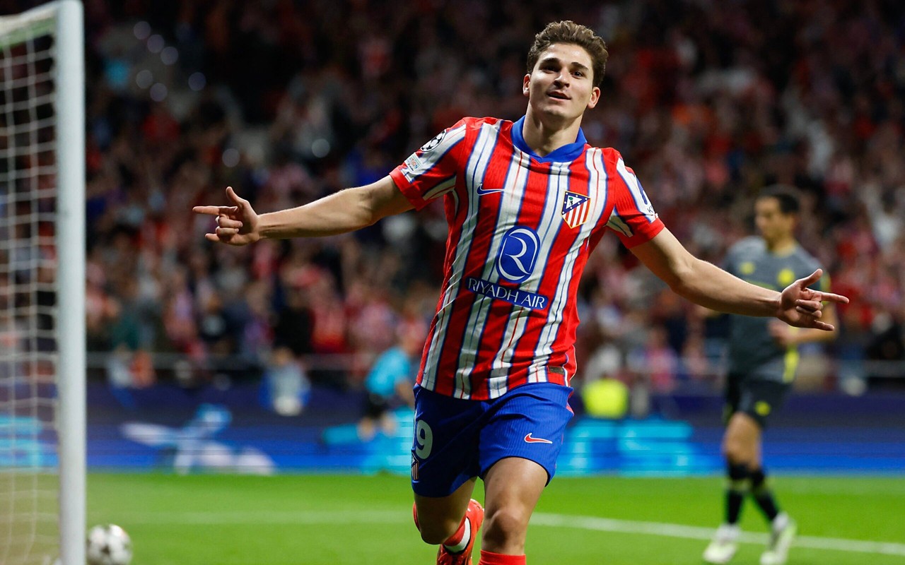 Julián Alvarez em ação pelo Atlético de Madrid (Foto: OSCAR DEL POZO / AFP)