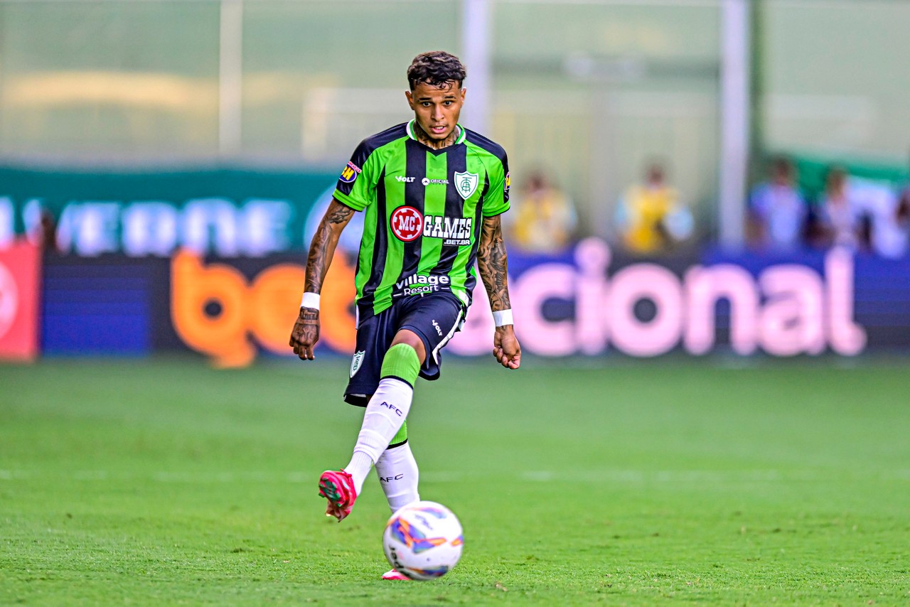 Adyson em ação pelo América durante partida do Campeonato Mineiro desta temporada