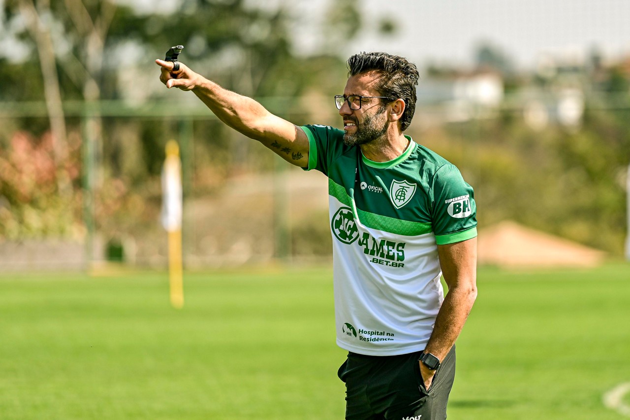 Alberto Valentim pode mudar o time contra o Goiás 